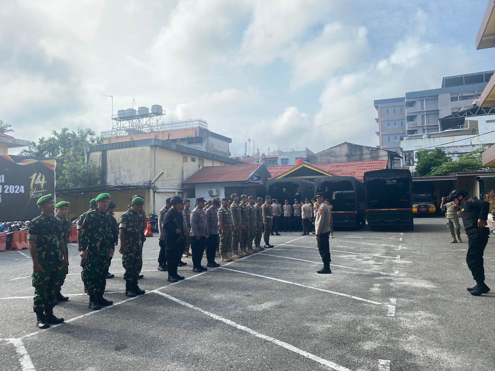 Personil Polresta Pekanbaru saat  apel sebelum melaksanakan Apel Sinergitas di Halaman Polresta Pekanbaru.