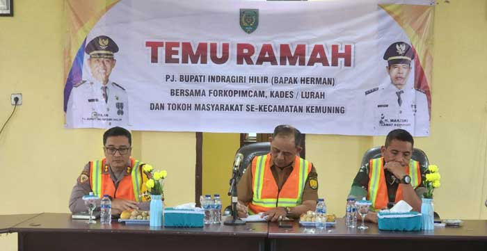 Pj Bupati Inhil H Herman, saat memfasilitasi pertemuan warga dengan pihak perusahaan, Selasa (27/2/24).