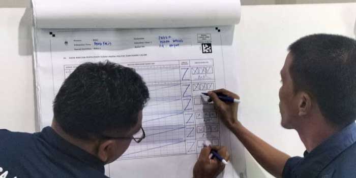 LAKUKAN REKAPITULASI SUARA: Perugas PPS bersama PPK Kecamatan Pinggir melakukan rekapitulasi perolehan suara Pemilu 2024 di kantor PPK Pinggir, Jumat (24/2/2024) malam.