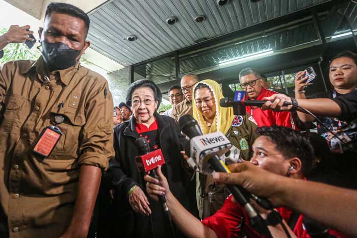 Ketua Umum PDIP Megawati Soekarnoputri usai pertemuan tertutup di Gedung High End, Jakarta, Kamis (15/2/2024).
