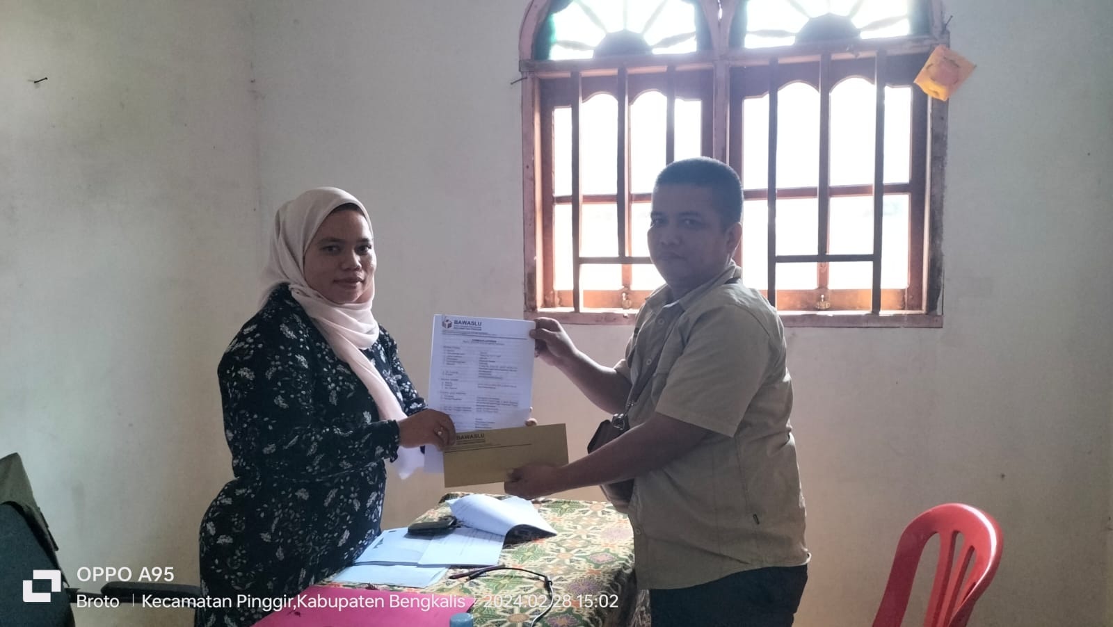 Saksi Parpol dari PKS, Broto menyerahkan bukti laporan dugaan pelanggaran pemilu 2024 di Desa Muara Basung ke Panwaslu Kecamatan Pinggir, Rabu (28/2/2024).