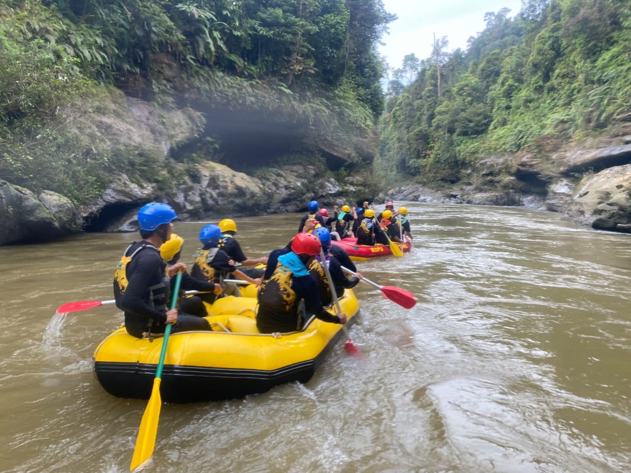 Mapala Sakai menggelar latihan dasar rafting terbuka di wahana Arung Jeram atau Rafting di Desa Tanjung, Kabupaten Kampar, Sungai Kopu, baru-baru ini.