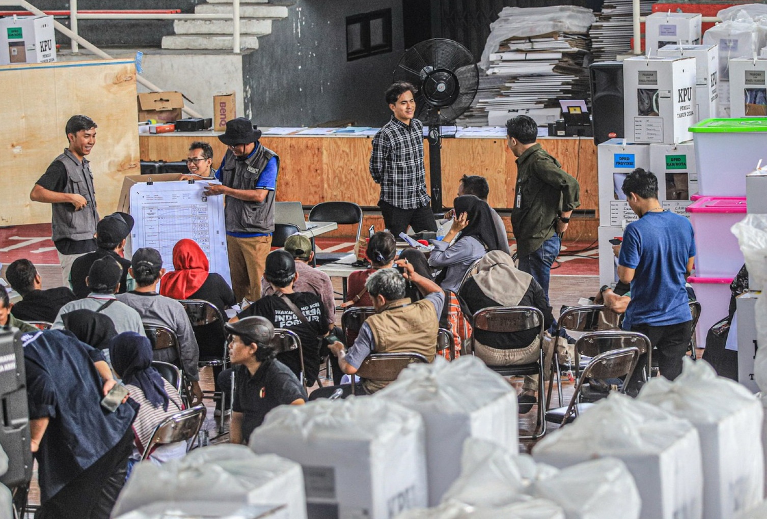 Suasana penghitungan suara Pemilu 2024.