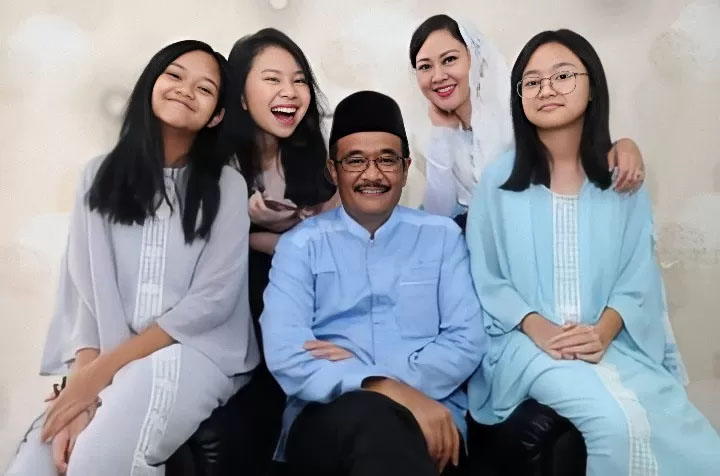 Djarot Saiful Hidayat bersama istrinya Hj Happy Farida dan anak-anak mereka. Istri Djarot mungkin lolos ke Senayan dari DPD DKI Jakarta.