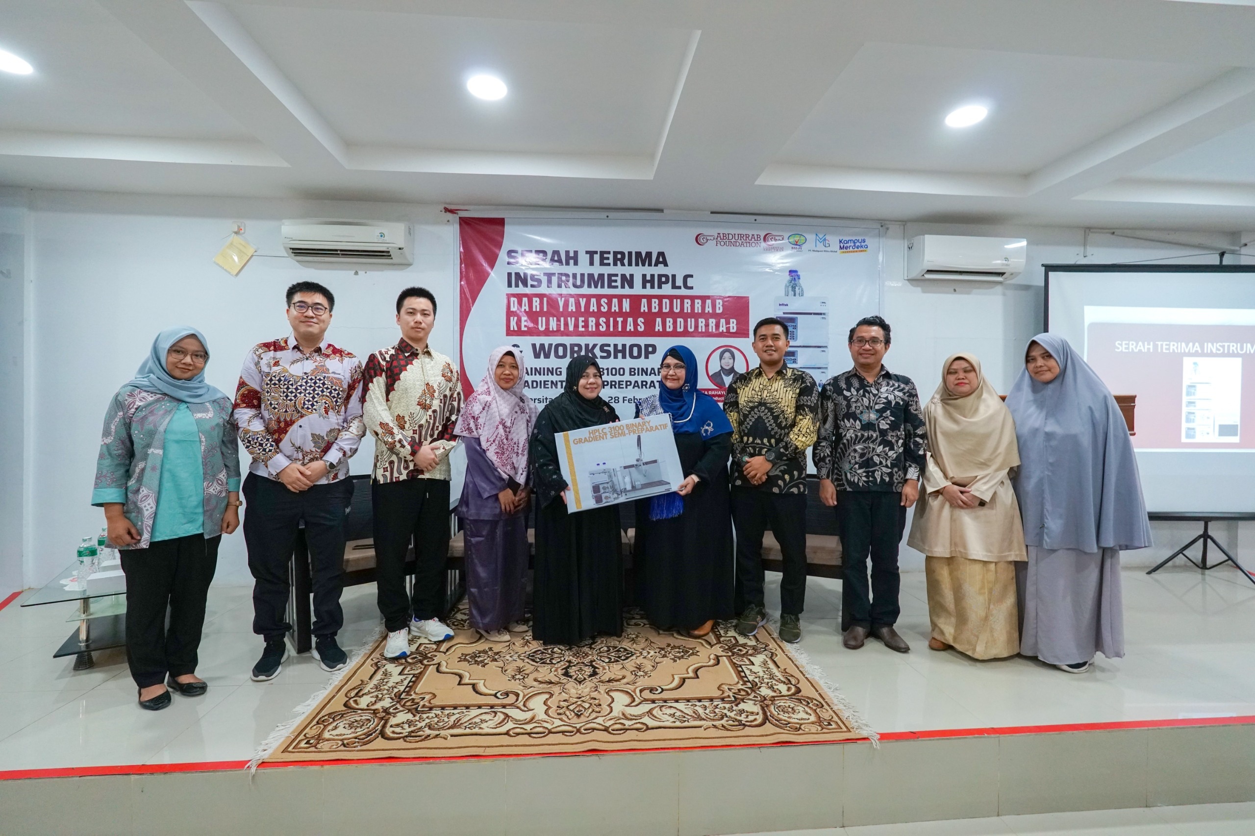 Pembina Yayasan Abdurrab Dr Susiana Tabrani menyerahkan alat canggih high performance liquid chromatography (HPLC) kepada Rektor Univrab, Prof Susi Endrini SSi MSc PhD, Rabu (28/2/2024).