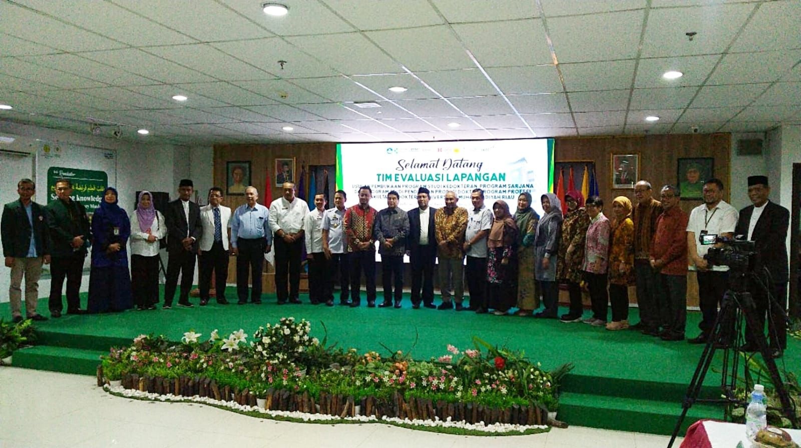 Foto bersama tim evaluasi lapangan usulan fakuktas kedokteran Umri, Rabu (28/2).