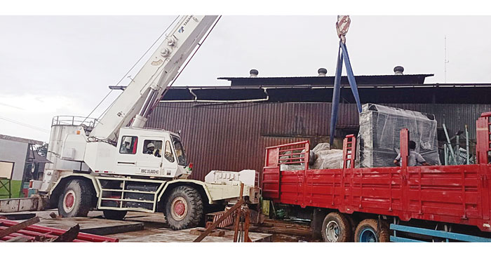 Bantuan pembangkit listrik tenaga diesel yang baru tiba di Unit PLTD Selatpanjang, belum lama ini.
