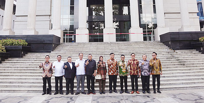 Bupati Rohul H Sukiman bersama 12 perwakilan kepala daerah di Indonesia foto bersama usai menghadiri sidang gugatan lanjutan UU Nomor 10 tahun 2016 di Mahkamah Konstitusi di Jakarta, Senin (26/2/2024)