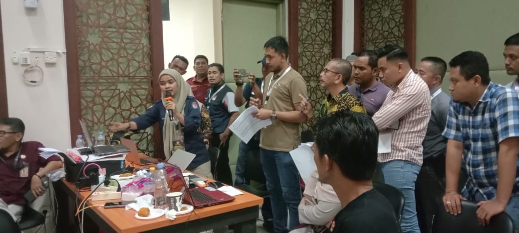 Seorang caleg melaporkan perselisihan C1 di 13 TPS Kecamatan Perhatian Raja saat rapat pleno tingkat Kabupaten Kampar di aula Kantor Bupati Kampar, Bangkinang, Selasa (27/2/2024).
