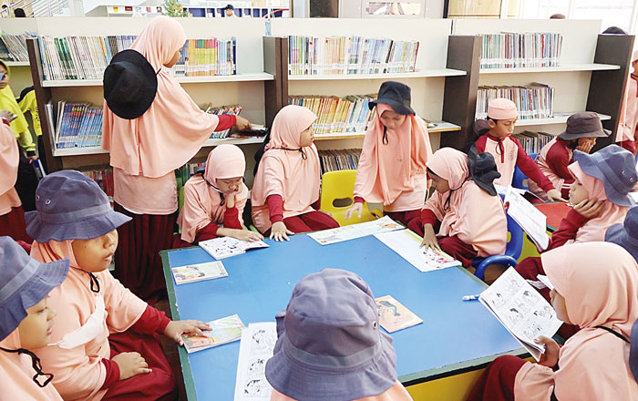 Kunjungan siswa dari beberapa sekolah yang ada di Riau ke Perpustakaan Soeman HS, Selasa (27/2/2024).