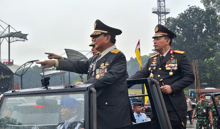 Prabowo Subianto berpakaian dinas TNI AD lengkap dengan pangkat jenderal bintang 4 kehormatan.