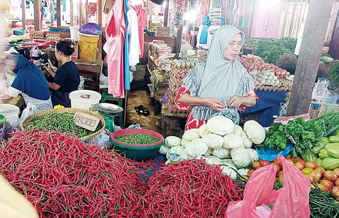 Pedagang cabai melayani pembeli di di Pasar Pagi Simpang Baru Panam, di Jalan HR Soebrantas, Senin (27/2/2023).