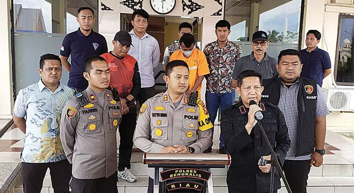 Kapolres AKBP Setyo Bimo Anggoro dan Kalapas Bengkalis M Lukman menyampaikan keterangan pers terkait penangkapan napi yang kabur dari Lapas Kelas IIA Bengkalis, Kamis (14/9/2023).