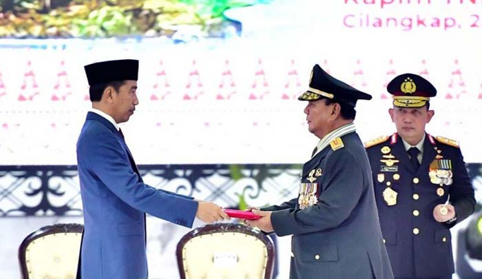 Presiden Joko Widodo saat menyerahkan penghargaan kepada Prabowo Subianto pada Rapat Pimpinan TNI-Polri Tahun 2024 di Markas Besar TNI, Cilangkap, Jakarta, Rabu (28/2/2024).