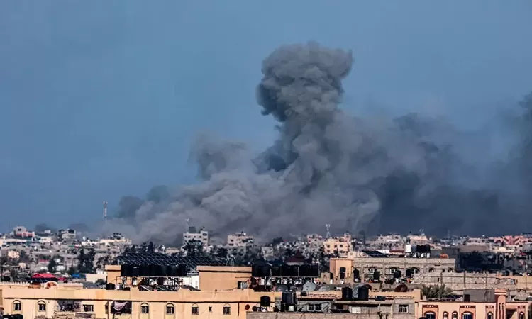 Gambar pemboman Israel terhadap Khan Younis di Jalur Gaza selatan pada hari Jumat (9/2)