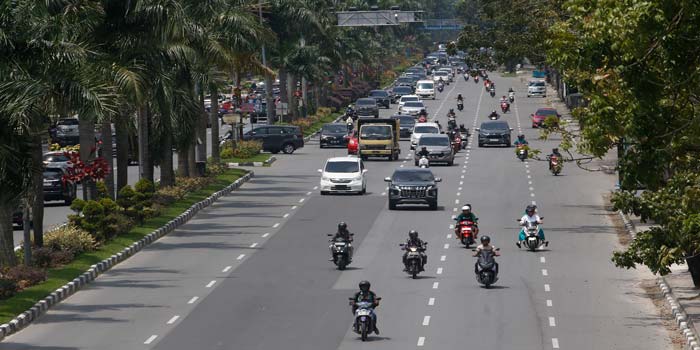 Kendaraan melintas di Jalan Jenderal Sudirman, Rabu (28/2/2024). Pemko Pekanbaru menggratiskan biaya retribusi kir untuk kendaraan angkutan.