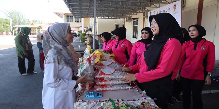 Masyarakat yang menginginkan sejumlah komoditi di pasar murah, dilayani dengan sepenuh hati, Selasa (27/2/2024).
