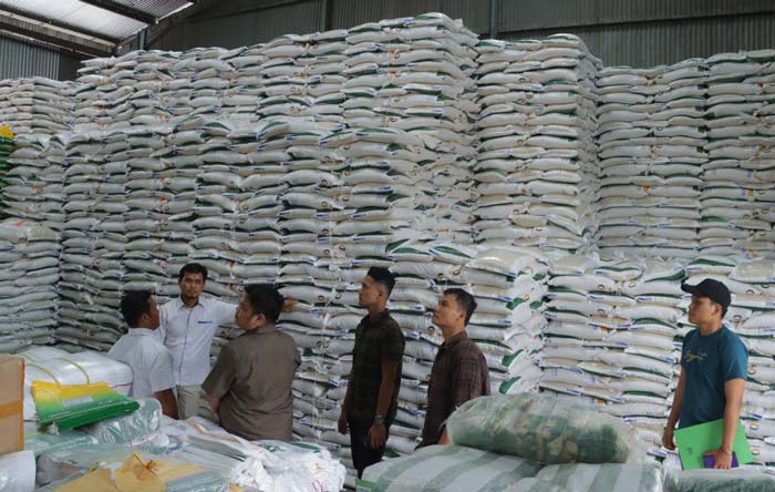 Kanit Tipidter Satreskrim Polres Inhu, Ipda Allan Kenneth Yohanes Marbun STrK bersama sejumlah anggota meninjau stok beras di Bulog Rengat, Selasa (27/2/2024)