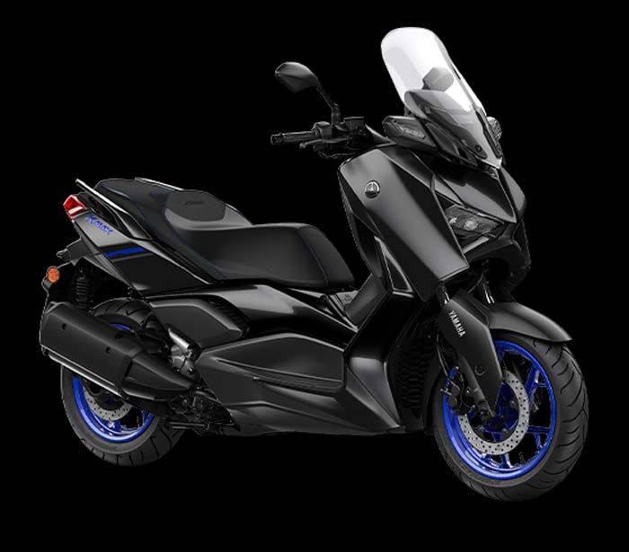 Yamaha XMax Connected Premium Black yang mempunyai warna velg baru yaitu warna biru.