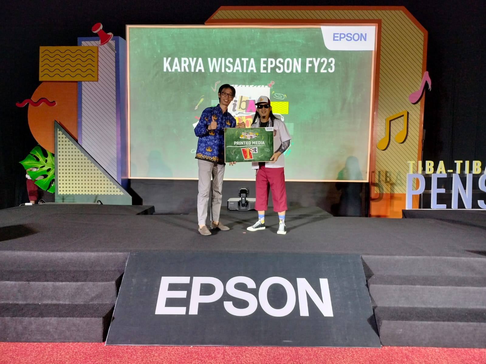 Head Of Sales PT Epson Indonesia Riswin Li menyerahkan juara 1 Best Media Print Contributions kepada Riau Pos diterima Perwakilan Riau Pos Jakarta Wisnu, di Hotel Grand Tulip Malang, Rabu (28/2/2024).