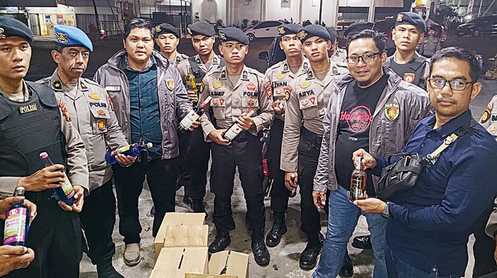 Tim Subdit Jatanras Polda Riau  yang dipimpin Kasubit Jatanras  Kompol Indra Lamhot Sihombing (tiga dari kiri)  menyita ratusan botol miras, Selasa (27/2/2024).