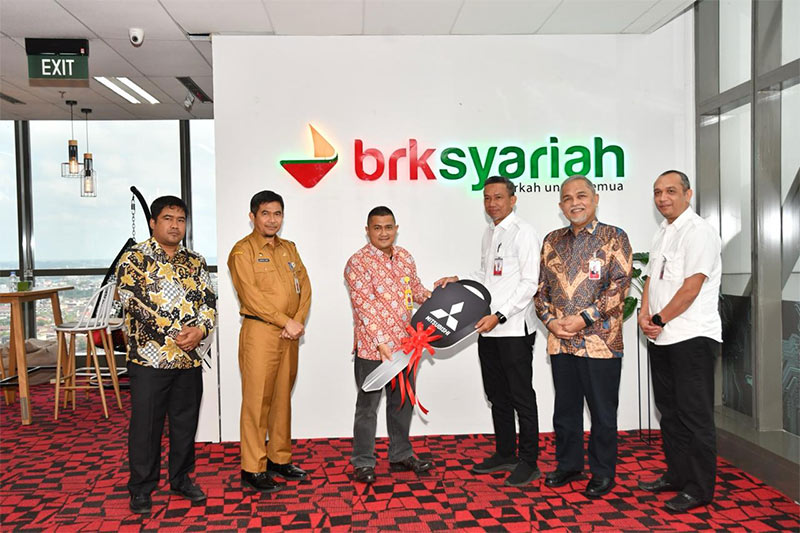 Branch Manager BRK Syariah Bagansiapiapi Arrizal Saputra menyerahkan secara simbolis 2 unit mobil kepada Direktur Keuangan PD SPR Mahendra Fakhri  Selasa (27/2/2024).