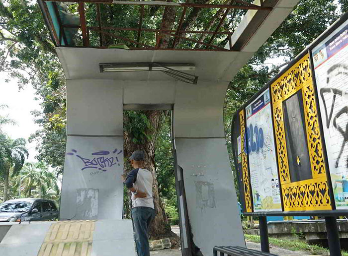 Kondisi atap halte bus TMP di Jalan Jenderal Sudirman rusak dan bolong, Selasa (27/2/2024). Kondisi ini menyebabkan rasa tidak nyaman bagi pengguna halte.