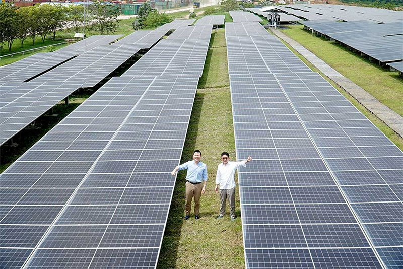 Ketua Kadin Indonesia Arsjad Rasjid (kanan) bersama Managing Director RGE Group Anderson Tanoto, saat meninjau solar panel di kompleks operasional APRIL Group di Pangkalankerinci, Selasa (31/1/2024).