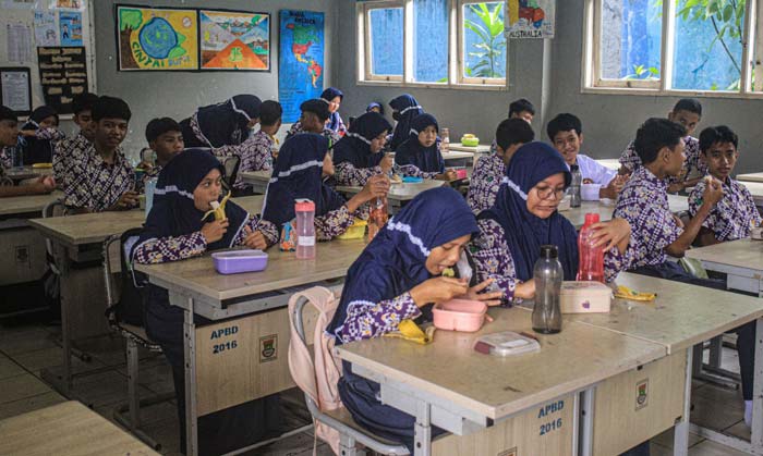 Sejumlah siswa kelas IX makan siang gratis di SMPN 2 Curug, Tangerang, Kamis (29/2/2024) yang menjadi pilot project pelaksanaan makan siang gratis.