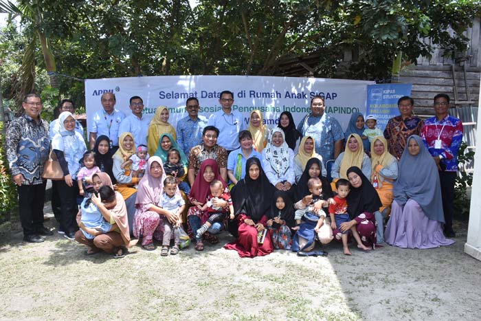 Presiden Direktur RAPP Sihol Aritonang foto bersama Ketua Apindo Shinta W Kamdani, jajaran manajemen RAPP, dan para ibu dan anak yang hadir di Rumah Anak Sigap (RAS) Posyandu Kamboja.