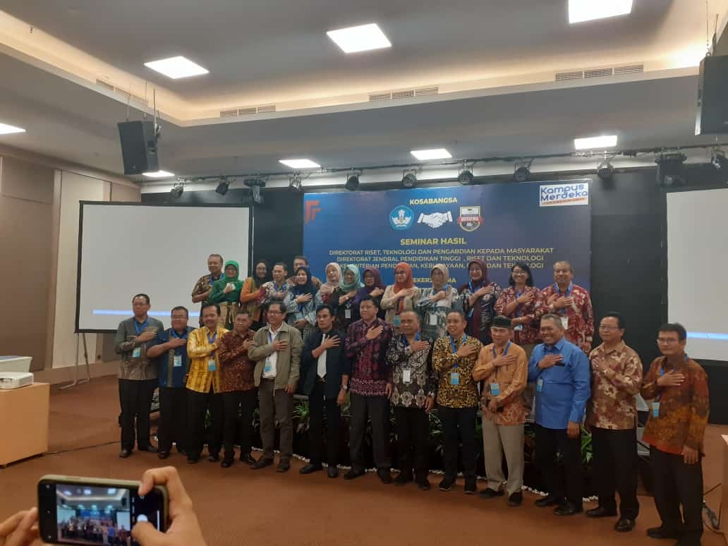Universitas Abdurrab meraih Juara 1 presentasi hasil terbaik pada Seminar Hasil Program Kosabangsa yang ditaja Direktorat Riset, Teknologi dan Pengabdian Kepada Masyarakat tahun pelaksanaan 2023.