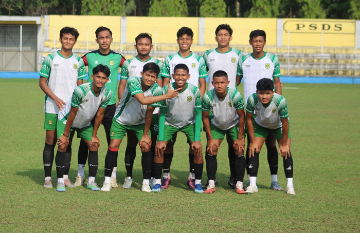 Pemain PS Siak foto bersama sebelum melakukan uji coba di Stadion Baharoeddin Siregar, baru-baru ini.