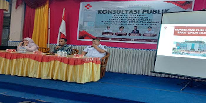 Owner RSU Muthiasari Duri H Asmen (tengah) menyampaikan sambutan pada kegiatan konsultasi publik dan studi amdal rencana pengembangan di RSU Muthiasari Duri, Rabu (28/2/2024).