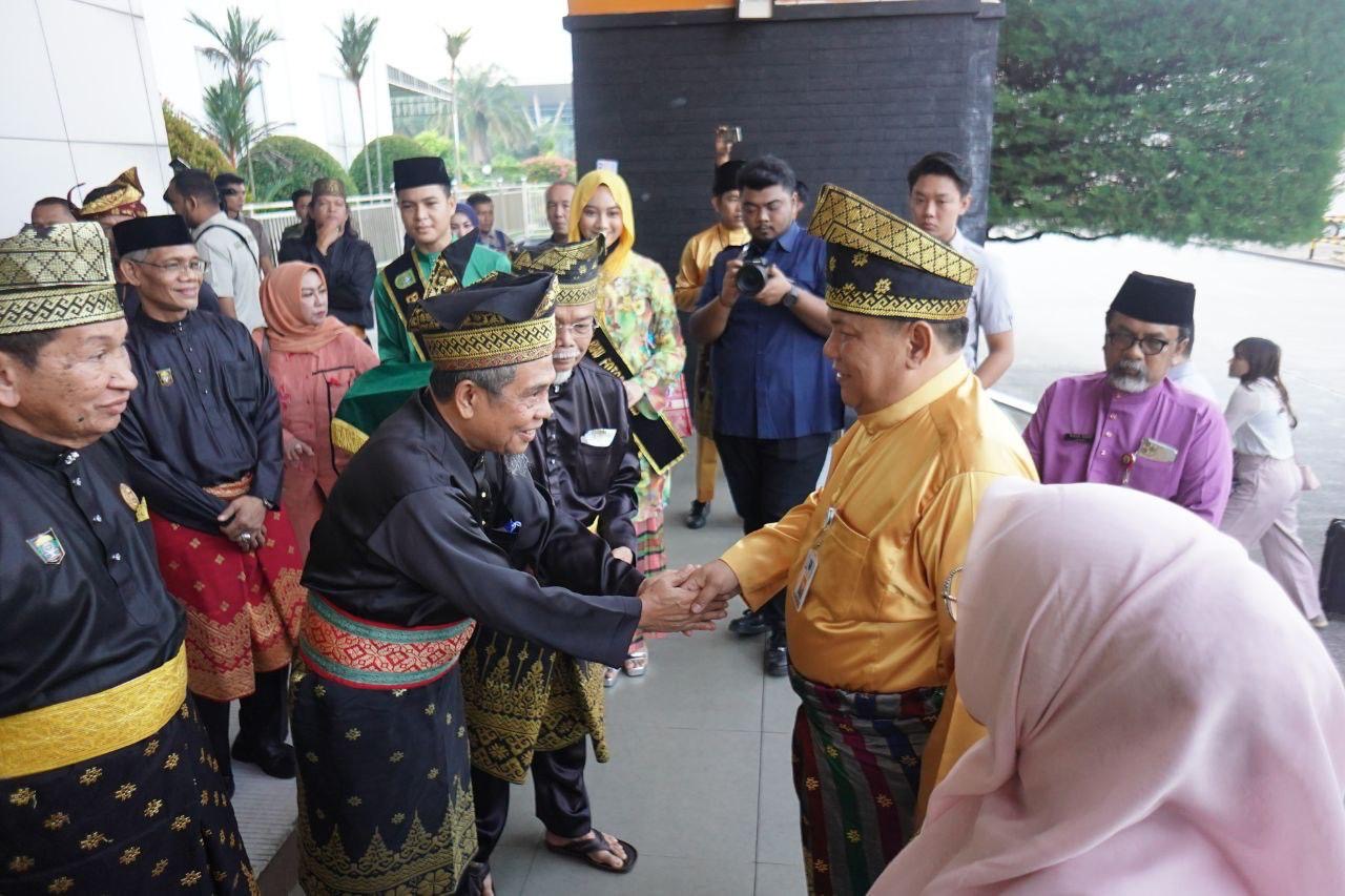 Ketua DPH LAMR dan sejumlah tokoh menyambut Pj Gubri SF Hariyanto saat tiba di VIP Bandara SSK II Pekanbaru, Jumat (1/3/2024).