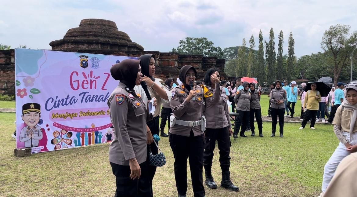 Kasat Lantas Polres Kampar AKP Viola Dwi Anggreni menyampikan sosialisasi Cinta Tanah Air kepada Siswa-Siswi saat berada di Candi Muara Takus, Kamis (29/2/2024).