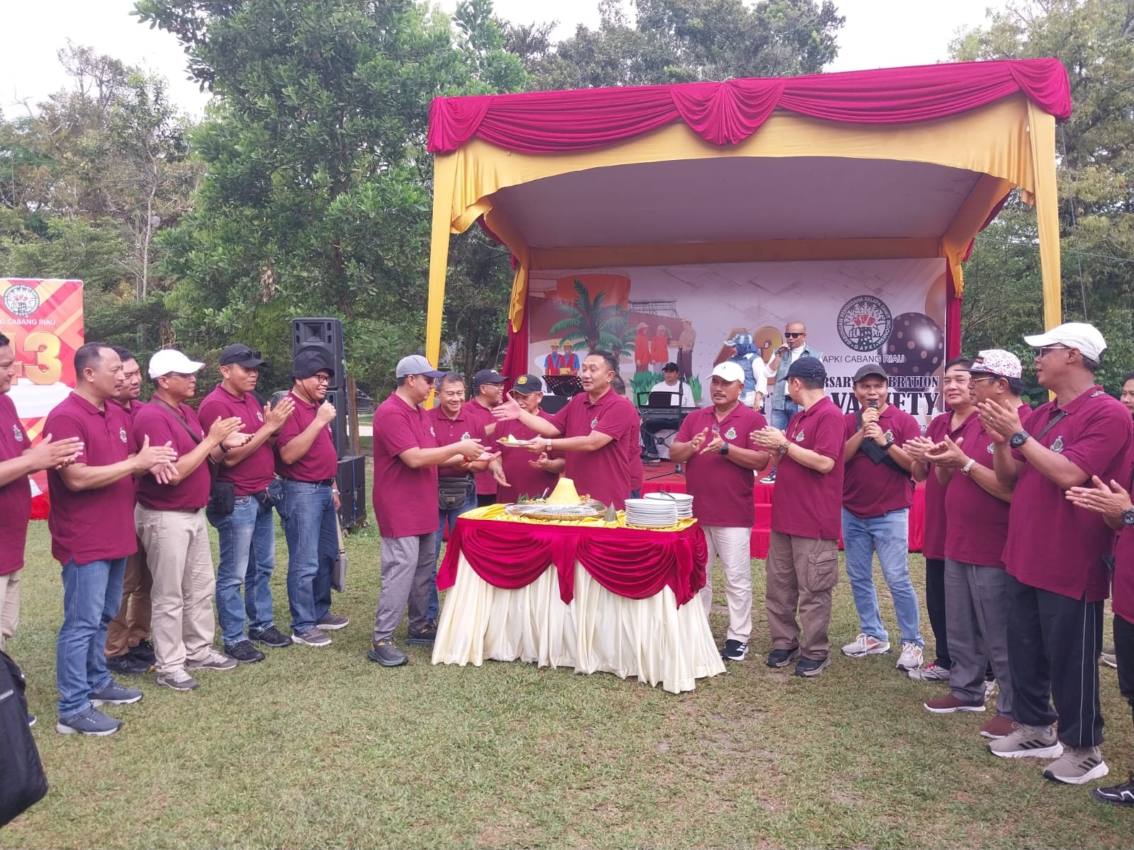 Ketua Dewan Pembina GAPKI Riau, Winsu Prasetyo membagi tumpeng kepada Panpel Kegiatan, Dede Fitra Kurniawan bersempena dengan kegiatan HUT GAPKI Riau ke-43 di Alam Mayang Pekanbaru, Sabtu (2/3/2024).
