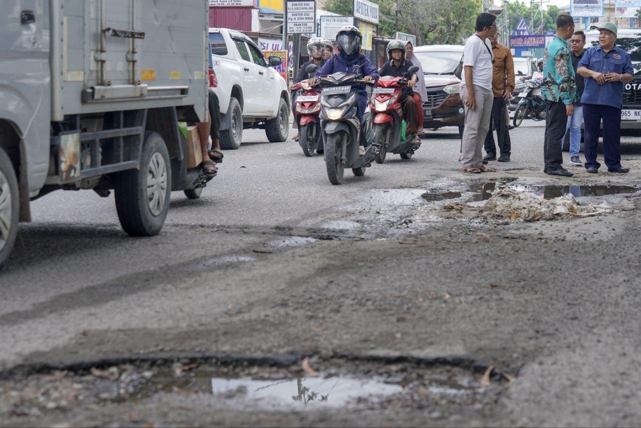 Pj Gubri meninjau jalan rusak di Jalan A Yani Pekanbaru yang akan segera dilakukan perbaikan, Sabtu (2/3/2024).