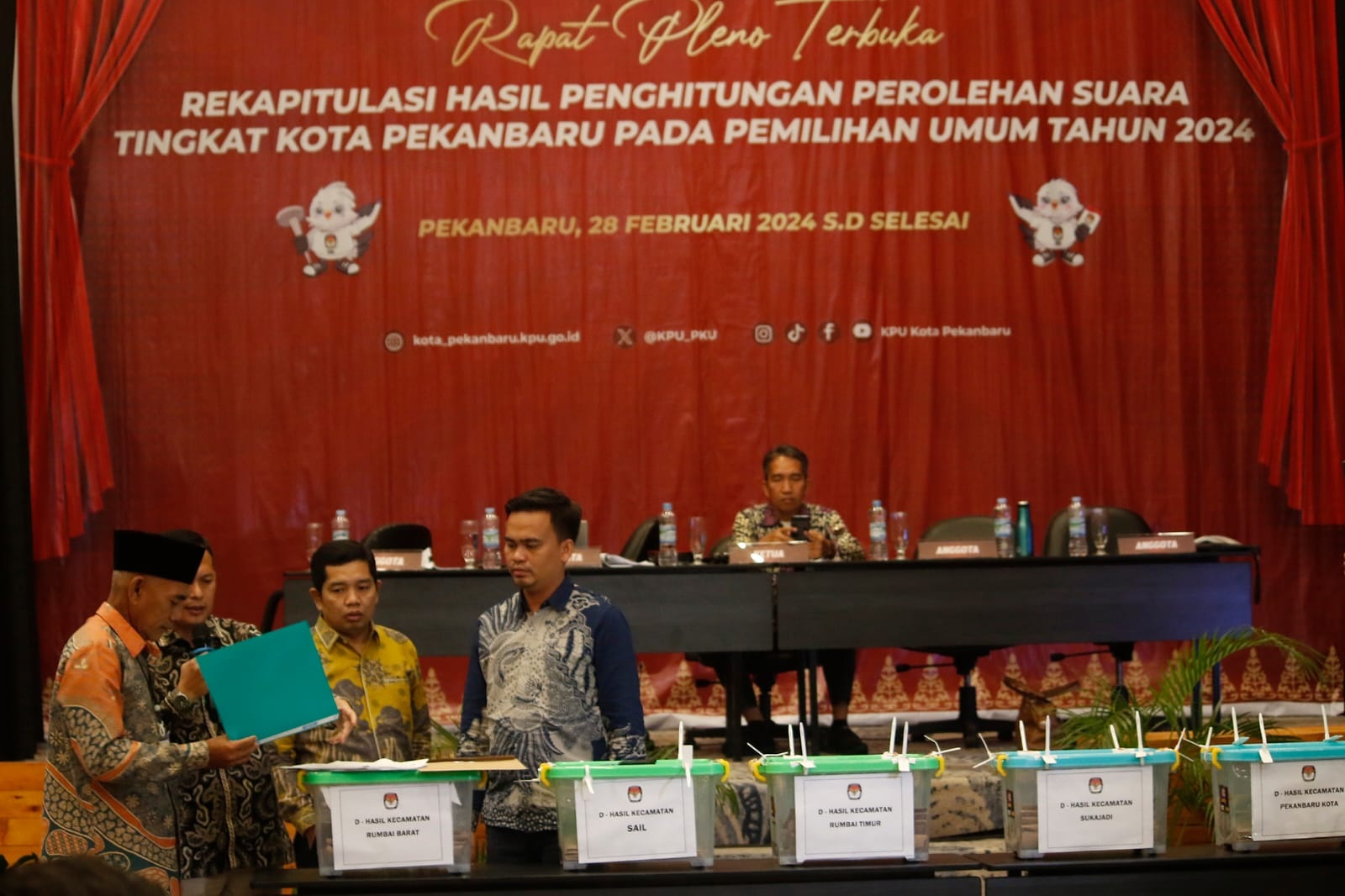 Komisioner KPU Kota Pekanbaru memimpin rapat pleno terbuka rekapitulasi hasil penghitungan perolehan suara Kota Pekanbaru pada Pemilu 2024 bertempat di Hotel Aryaduta, Pekanbau.