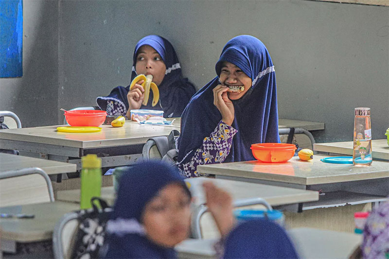 Sejumlah siswa kelas IX melakukan makan siang gratis di SMPN 2 Curug, Kab. Tangerang, Kamis (29/02/2024).