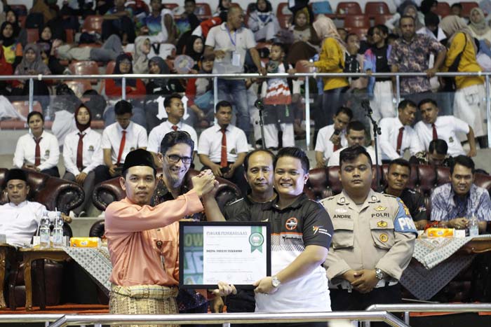 Kadispora Riau Erisman Yahya menyerahkan piagam penghargaan kepada  Ketua Andalan Taekwondo Andrio Loka Saputra usai pembukaan di Gelanggang Remaja, Pekanbaru, Jumat (1/3/2024).