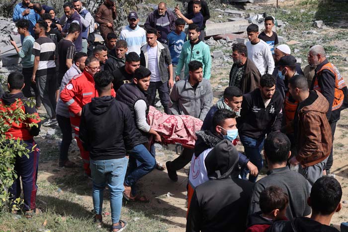 Warga Palestina membawa jenazah seseorang yang tewas dalam serangan Israel di Rafah, Jalur Gaza Selatan, Jumat (1/3/2024).
