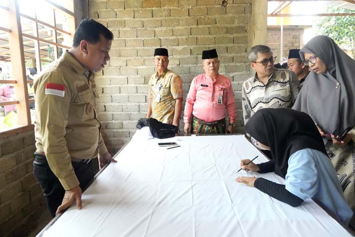 Bupati Kuansing Drs H Suhardiman Amby Ak MM melihat pengrajin sedang membatik di Kecamatan Gunung Toar, Jumat (1/3/2024).