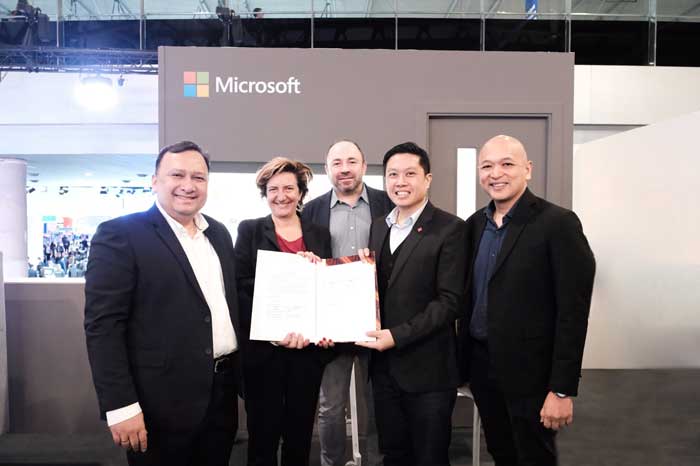 Presdir Microsoft Indonesia Dharma S, Vice President Telco and Media Microsoft Sivia C, Regional Busniness Derrick Buckley, Direktur Marketing Telkomsel Derrick Heng dan Komisaris Telkomsel Yose Rizal