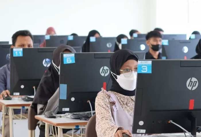 Peserta mengikuti UTBK SBMPTN 2022 di Kampus Universitas Jember.