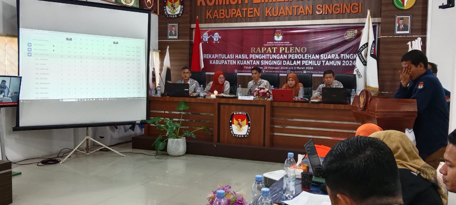 Teks: KPU Kuansing melakukan rapat pleno rekapitulasi penghitungan suara tingkat kabupaten, Sabtu (2/3/2024) di aula KPU Kuansing.