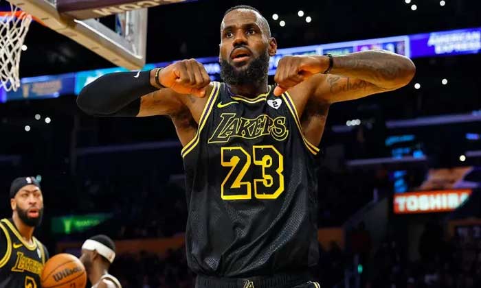 LeBron James sukses koleksi 40.000 poin menjadi pemain NBA pertama yang mencapainya ketika menghadapi Denver Nuggets pada Minggu (3/3) pagi WIB. (