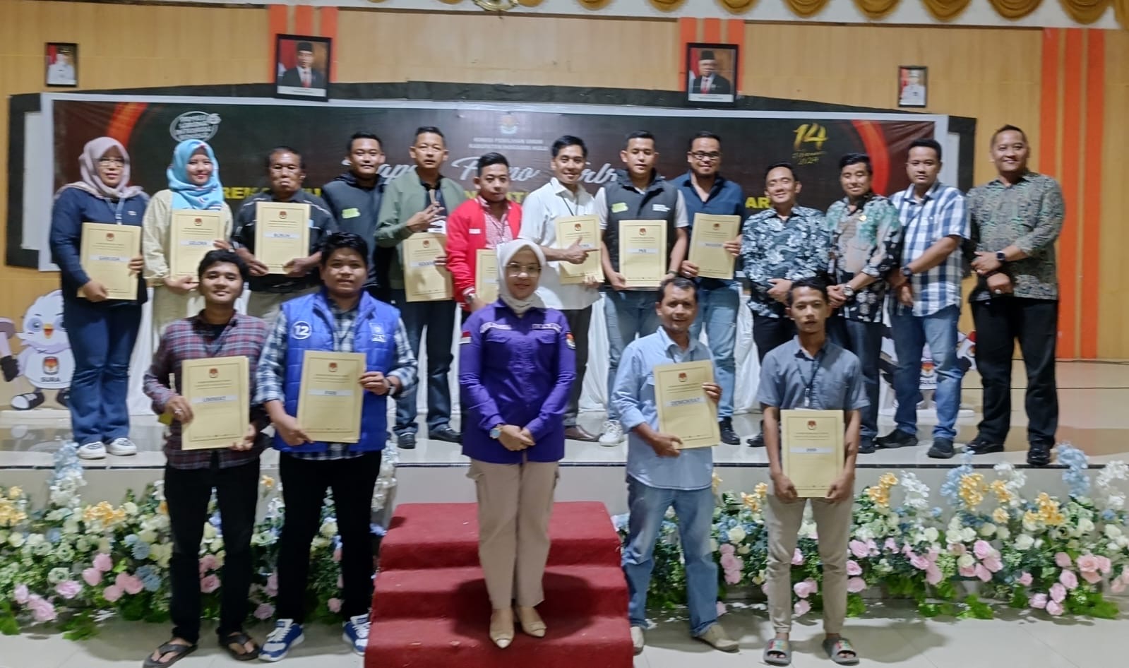 Ketua KPU Inhu, Yenni Mairida SE MM (tengah) dan komisioner KPU Inhu foto bersama dengan para saksi usai rapat pleno di Gedung Dang Purnama Rengat, Ahad (3/32/2024).