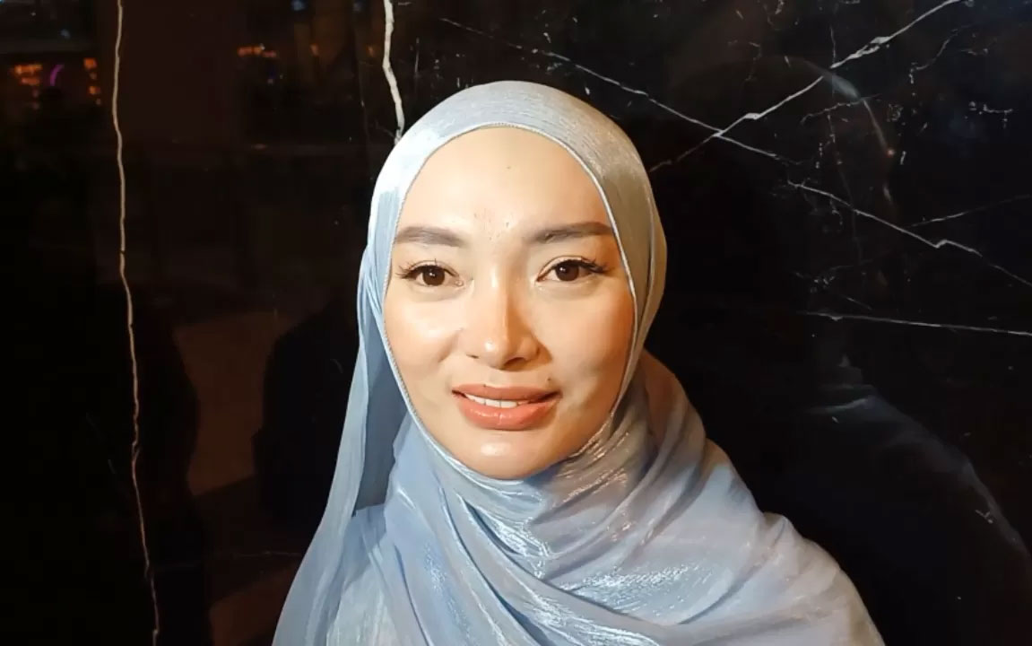 Penyanyi danngdut Zaskia Gotik saat berhijab,.
