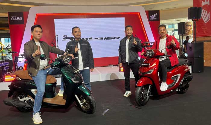 LAUNCHING HONDA: Regional Head PT CDN Riau Harry Sutiono (jaket merah) diampingi  Jonny Winata, berfoto bersama saat launching New Honda Stylo 160 di Mal SKA Pekanbaru, Ahad (3/3/3/2024)