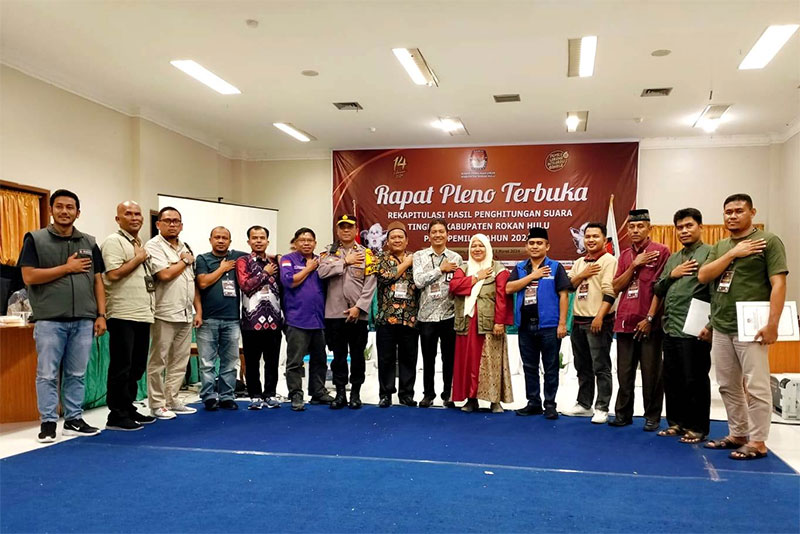 Ketua KPU Rohul Elfendri (6 kiri) bersama Ketua Bawaslu Rohul Fajrul Islami (tiga kiri), Komisioner KPU dan Bawaslu Rohul serta saksi usai rapat pleno terbuka rekapitulasi penghitungan suara.